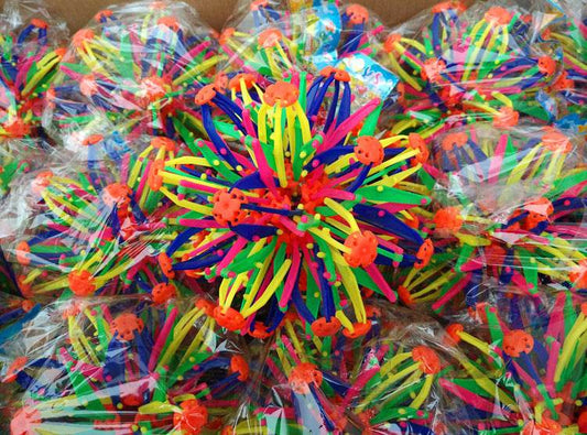 Children's Toys Catch And Kick The Blossoming Ball Magic Telescopic Ball Becomes Bigger - Here2Save