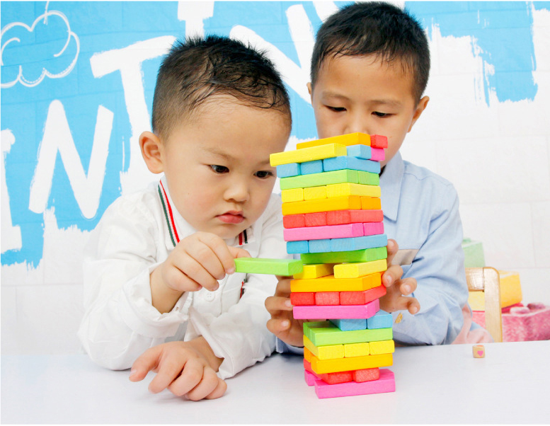 Juguetes de bloques de construcción apilados entre padres e hijos