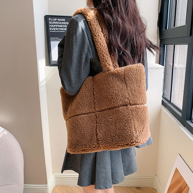 Bolso de felpa de lujo de diseñador para mujer, bolsos de mano bonitos a la moda de invierno, bolsos peludos portátiles de un solo hombro de gran capacidad